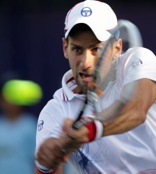 <b>Djokovic</b> sufre para imponerse a Stackhovsky pero pasa a la siguiente ronda en Dubai