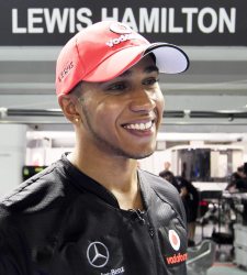 Hamilton se impone en unos disputados primeros libres con un Alonso ausente