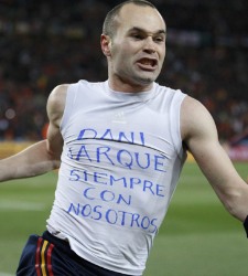 Iniesta recibe el ;arca Leyenda