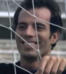 Julio Iglesias, el ex portero del Real Madrid que amenaza con 'disparar' a Messi e Iniesta