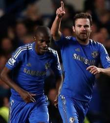 El racismo vuelve al fútbo inglés: Clattenburg llama <b>"español idiota" a Juan Mata</b>
