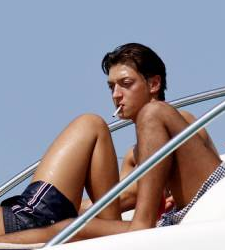 Mesut Özil fuma en un barco
