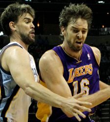 Los Lakers ganan en la prórroga a Memphis, pero Marc vence en el <b>duelo Gasol</b> (111-116)