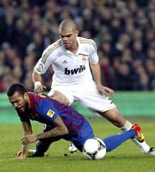 Pepe la volvió a liar en el Camp Nou bajo gritos de "asesino, asesino"