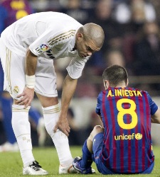 pepe-clasico-iniesta.jpg
