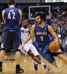 <b>Ricky Rubio</b> agua la fiesta de los Maverick en la recogida de anillos de campeón (90-105)