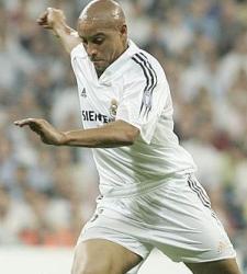 El ex jugador del Real Madrid <b>Roberto Carlos</b> anuncia su retirada definitiva del fútbol