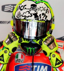 Valentino Rossi se coloca el casco en San Marino