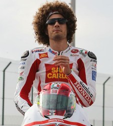 http://www.eleconomista.es/ecomotor/motociclismo/noticias/3476303/10/11/Influyo-el-voluminoso-pelo-de-Simoncelli-en-que-su-casco-saliera-despedido.html
