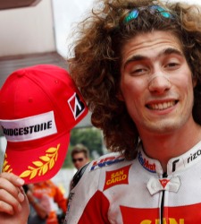 ¿Influyó el voluminoso pelo de Simoncelli en que su casco saliera despedido?