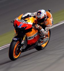<b>Stoner</b> achaca su mala carrera en Qatar a que le "agarrotaban los brazos"