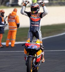 Stoner, "muy feliz" por ser campeón en la carrera de casa el día de su cumpleaños