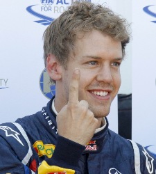 Sebastian Vettel hace el gesto de victoria