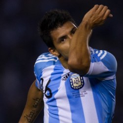 Aguero-celebra-argentina-esp-2010.jpg
