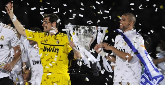 Casillas-Pepe-celebran-liga-2012-reuters.jpg