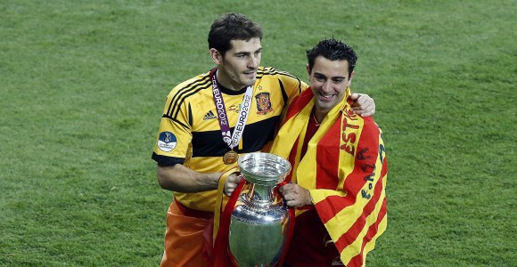 Casillas-Xavi-celebran-euro-2012-efe.jpg