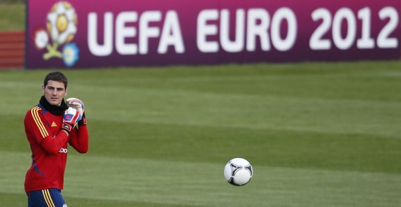 Casillas-entreno-espana-2012-reuters-cartel-euro.jpg