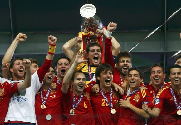 Casillas-levanta-eurocopa-2012.jpg