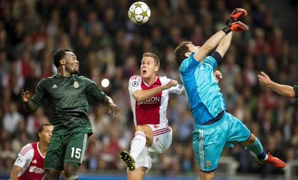 Casillas-salto-ajax-2012-efe.jpg