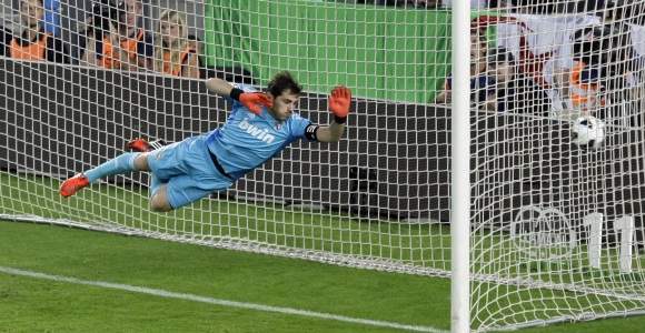 Casillas-vuela-gol-messi-clasico-2012-efe.jpg