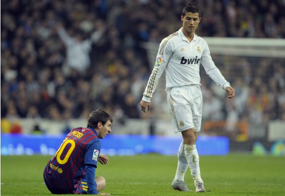 Cr7-Messi-tumbado-suelo-2012-efe.jpg