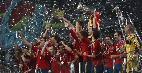 Espana-celebra-euro-2012-reuters-serpentinas.jpg