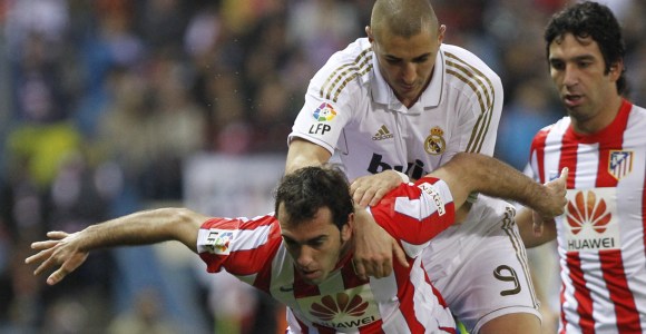 Godin-benzema-derby-2012-efe.jpg