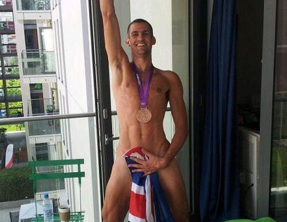 Grabarz-desnudo-medalla-bandera.jpg