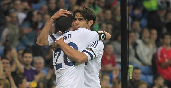 Kaka-abraza-Higuain-2012-EFE.jpg