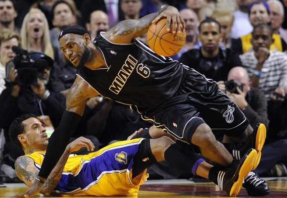 Bryant, Gasol y la gripe no logran frenar a LeBron James y sus Heat (98-87)
