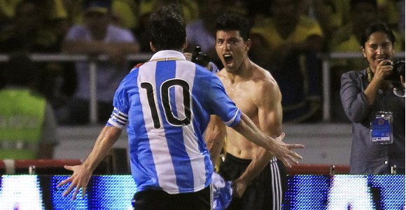 Messi-celebra-Aguero-Colombia-2011.jpg