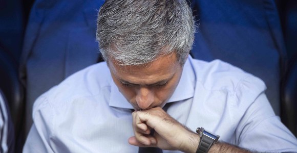 Mourinho-besa-anillo-banquillo-2012-efe.jpg