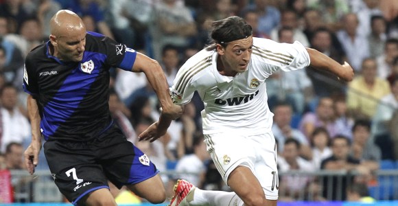Ozil-Movilla-2011-efe.jpg