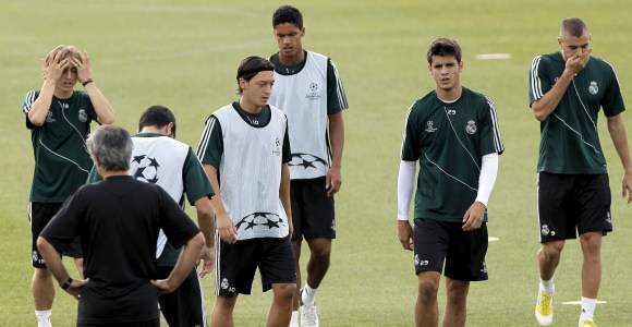 Ozil-mourinho-entreno-2012-efe.jpg