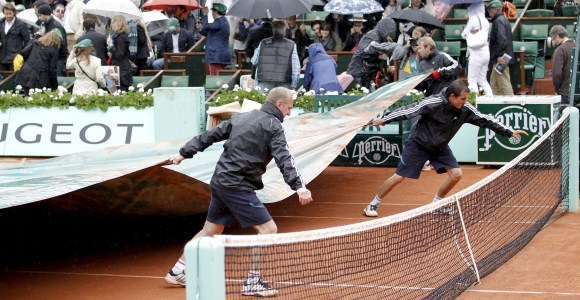 Roland-Garros-Lona-lluvia-EFE-2012.jpg