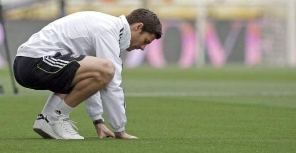 La baja de Xabi Alonso complica aún más la alineación del Madrid ante el Zaragoza