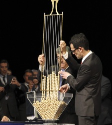 Loteria-bolas-premios-2012-efe.jpg