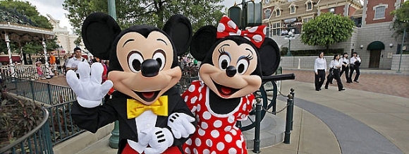 Minnie Mouse y Dora la Exploradora se enzarzan en una pelea en plena Puerta del Sol