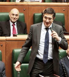 patxi_lopez_micro.jpg