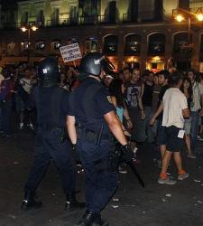 La policía carga contra los manifestantes laicos en Sol