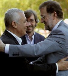rajoy-arenas-abrazo.jpg