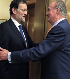 rajoy-rey-abrazo.jpg