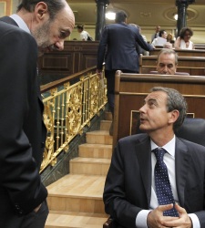 rubalcaba y zapatero hablan en el congreso
