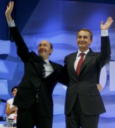 Zapatero junto a Rubalcaba en la Conferencia del PSOE