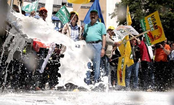 Leche-tirar-COAG-2011-efe.jpg