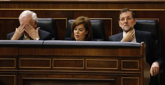 Margallo-tapaojos-soraya-Rajoy-efe-2012.jpg