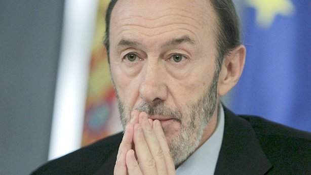 rubalcaba-manospegadas.jpg