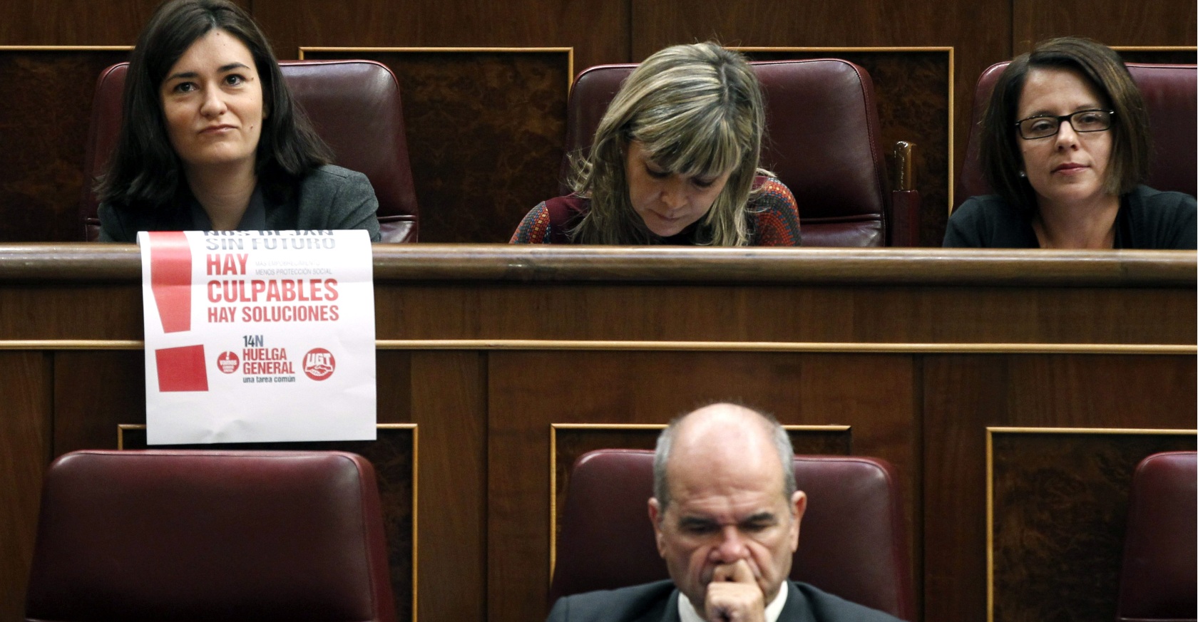 /imag/_v2/ecodiario/espana/diputada-pancarta.jpg