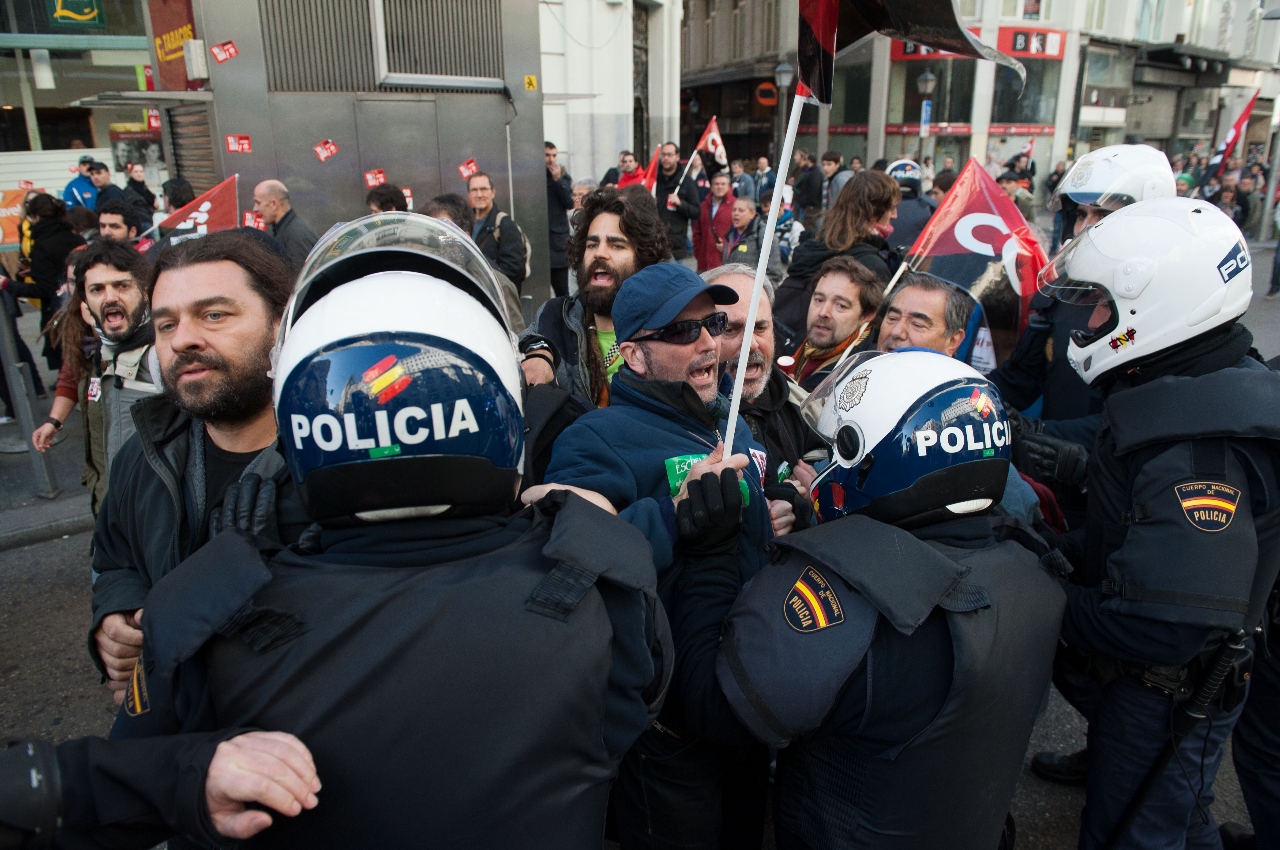 /imag/_v2/ecodiario/galeria/huelga14n/policia-contencion.jpg