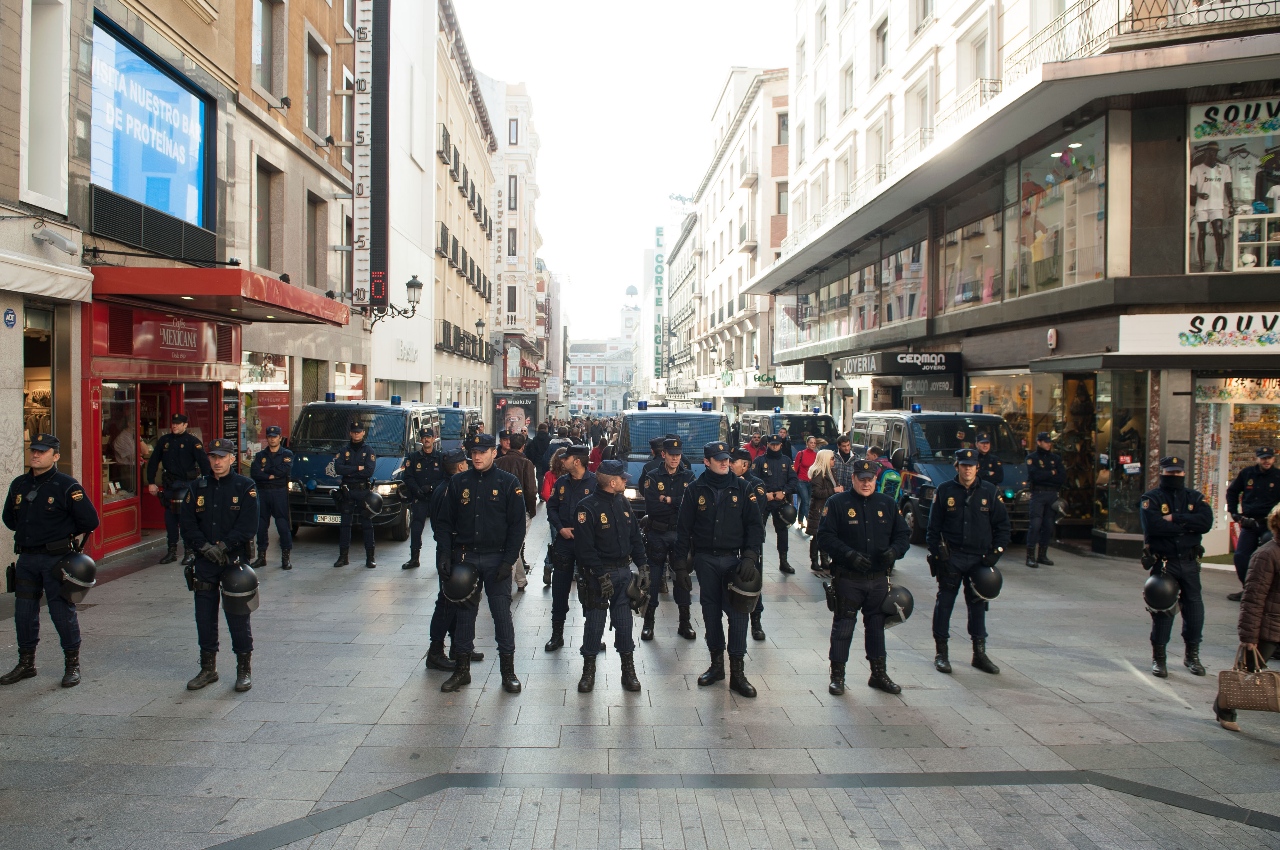 /imag/_v2/ecodiario/galeria/huelga14n/policias-calle.jpg